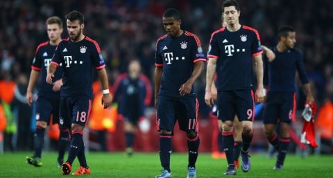 LONDON, ENGLAND - OCTOBER 20:  Juan Bernat (18), Douglas Costa (11) and Robert Lewandowski of Bayern Munich (9) look dejected in defeat after the UEFA Champions League Group F match between Arsenal FC and FC Bayern Munchen at Emirates Stadium on October 20, 2015 in London, United Kingdom.  (Photo by Paul Gilham/Getty Images)