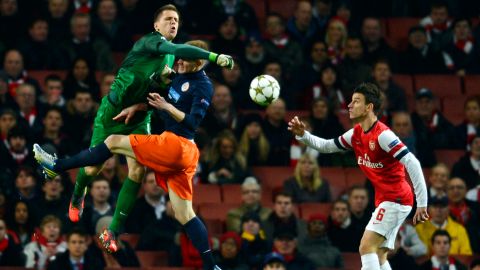 Arsenal's Polish goalkeeper Wojciech Szczesny (L) vies with Montpellier's French striker Gaetan Charbonnier (C) as Arsenal's French defender Laurent Koscielny (R) looks on during the UEFA Champions League group B football match against Montpellier at the Emirates Stadium, North London on November 21, 2012. AFP PHOTO / ADRIAN DENNIS        (Photo credit should read ADRIAN DENNIS/AFP/Getty Images)