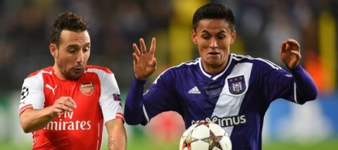 Anderlecht's midfielder from Honduras Andy Najar (R) controls the ball by Arsenal's Spanish midfielder Santi Cazorla during a UEFA Champions League group stage football match Anderlecht vs Arsenal at the Constant Vanden Stock stadium in Anderlecht on October 22, 2014..  AFP PHOTO / EMMANUEL DUNAND        (Photo credit should read EMMANUEL DUNAND/AFP/Getty Images)