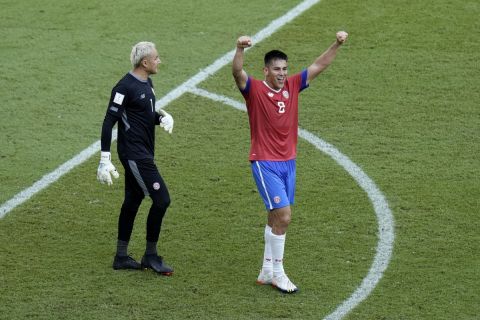 Οι παίκτες της Κόστα Ρίκα πανηγυρίζουν μετά τη νίκη επί της Ιαπωνίας