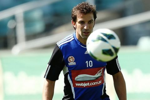 SYDNEY, AUSTRALIA - SEPTEMBER 18:  Alessandro Del Piero of Sydney controls the ball during a Sydney FC A-League training session at Allianz Stadium on September 18, 2012 in Sydney, Australia.  (Photo by Brendon Thorne/Getty Images)