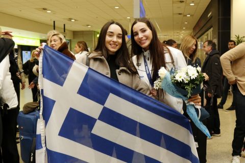 Τα κορίτσια της Εθνικής με τη σημαία της Ελλάδας