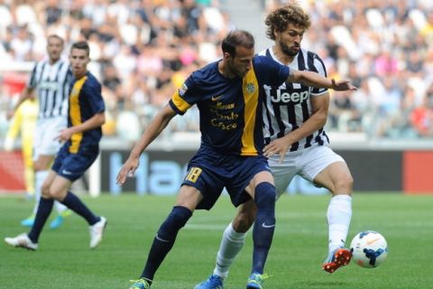 TURIN, ITALY - SEPTEMBER 22:  Fernando Lorente (R) of Juventus competes with Evangelos Moras of Verona FC during the Serie A match between Juventus and Hellas Verona FC at Juventus Arena on September 22, 2013 in Turin, Italy.  (Photo by Valerio Pennicino/Getty Images)