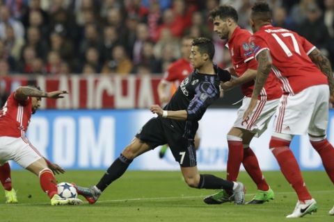 Real Madrid's Cristiano Ronaldo fights for the ball against Bayern's Arturo Vidal during the Champions League quarterfinal first leg soccer match between FC Bayern Munich and Real Madrid, in Munich, Germany, Wednesday, April 12, 2017. (AP Photo/Matthias Schrader)