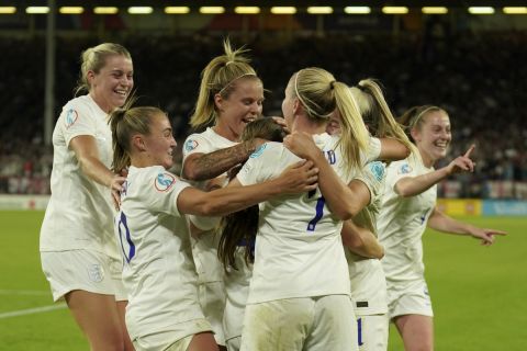 Οι παίκτες της Αγγλίας πανηγυρίζουν γκολ που σημείωσαν κόντρα στη Σουηδία για τα ημιτελικά του Euro 2022 στο "Μπράμαλ Λέιν", Σέφιλντ | Τρίτη 26 Ιουλίου 2022