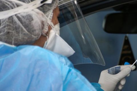 Νοσηλεύτρια διενεργεί rapid test για την ανίχνευση του κορονοϊού στην Αττική