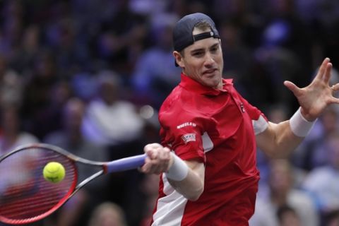 Team World's John Isner plays Team Europe's Roger Federer during a men's singles tennis match at the Laver Cup, Sunday, Sept. 23, 2018, in Chicago. (AP Photo/Jim Young)