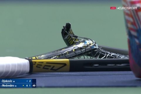 US Open: Ο Νόβακ Τζόκοβιτς τρελάθηκε και διέλυσε τη ρακέτα του