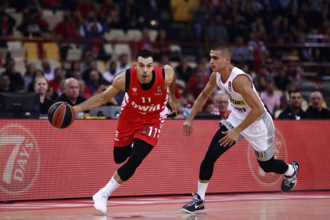 Ο Κώστας Σλούκας με τον Γιαμ Μαντάρ στο παιχνίδι του Ολυμπιακού με την Παρτίζαν για τη EuroLeague