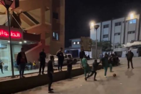 Συγκινητικό VIDEO από τη Γάζα: Γιατροί, δημοσιογράφοι και παιδιά παίζουν ποδόσφαιρο έξω από νοσοκομείο