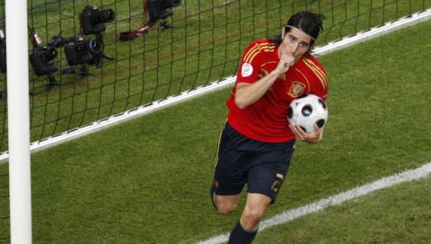 Spain's Ruben de la Red celebrates scoring his side's first goal during the group D match between Greece and Spain in Salzburg, Austria, Wednesday, June 18, 2008, at the Euro 2008 European Soccer Championships in Austria and Switzerland. (AP Photo/Fabian Bimmer)