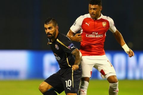 ZAGREB, CROATIA - SEPTEMBER 16: Paulo Machado of Dinamo Zagreb is closed down by Alex Oxlade-Chamberlain of Arsenal during the UEFA Champions League Group F match between Dinamo Zagreb and Arsenal at Maksimir Stadium on September 16, 2015 in Zagreb, Croatia.  (Photo by Alexander Hassenstein/Getty Images)