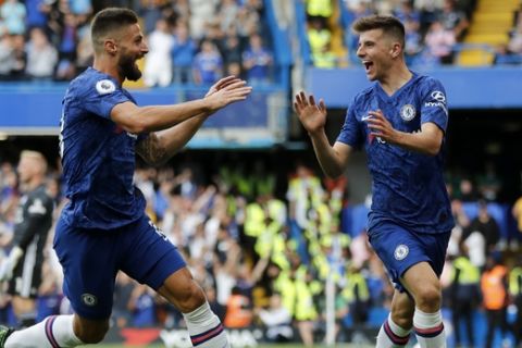 Chelsea's Mason Mount celebrates with Olivier Giroud, left, after scoring the opening goal during the English Premier League soccer match between Chelsea and Leicester City at Stamford Bridge stadium in London, Sunday, Aug. 18, 2019. (AP Photo/Frank Augstein)