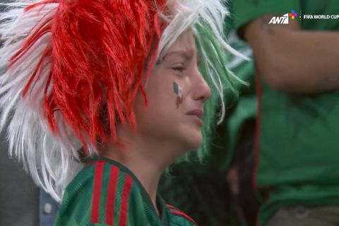 Ένας νεαρός φίλος του Μεξικό δακρυσμένος μετά τον αποκλεισμό από το Παγκόσμιο Κύπελλο