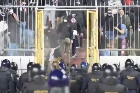Τρομακτικά επεισόδια στο ντέρμπι της Χάιντουκ με την Ντίναμο, συλλήψεις 51 ατόμων και τρεις τραυματισμοί αστυνομικών