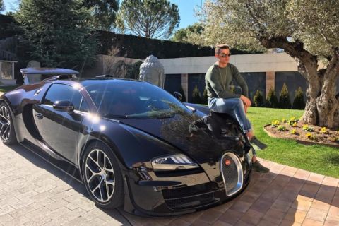 Ο Κριστιάνο Ρονάλντο πάνω στην Bugatti του 