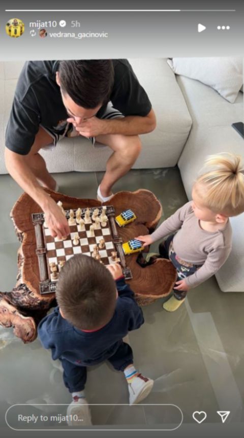 Παίζει σκάκι με τους γιους του ο Μιγιάτ Γκατσίνοβιτς