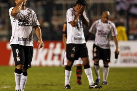 Corinthians players Ronaldo (L), William and Roberto Carlos (R) react after their Copa Libertadores soccer match against  Flamengo in Sao Paulo May 5, 2010.  REUTERS/Paulo Whitaker (BRAZIL - Tags: SPORT SOCCER)