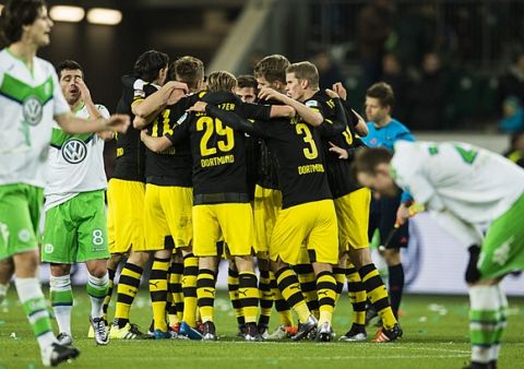 Dortmund and Wolfsburg players react at the final whistle during the German first division Bundesliga football match Wolfsburg vs Dortmund in Wolfsburg on December 5, 2015.  
AFP PHOTO / ODD ANDERSEN
RESTRICTIONS: DURING MATCH TIME: DFL RULES TO LIMIT THE ONLINE USAGE TO 15 PICTURES PER MATCH AND FORBID IMAGE SEQUENCES TO SIMULATE VIDEO. == RESTRICTED TO EDITORIAL USE == FOR FURTHER QUERIES PLEASE CONTACT DFL DIRECTLY AT + 49 69 650050. / AFP / ODD ANDERSEN        (Photo credit should read ODD ANDERSEN/AFP/Getty Images)