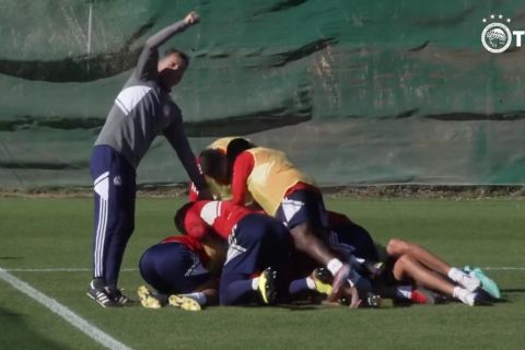 Οι παίκτες του Ολυμπιακού πέφτουν πάνω στον Φορτούνη και πανηγυρίζουν μαζί με τον Μίτσελ το γκολ του 30χρονου Έλληνα