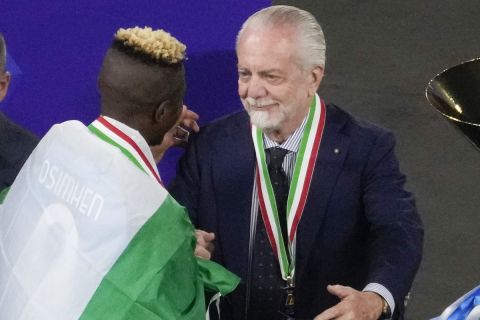 Ο πρόεδρος της Νάπολι, Αουρέλιο Ντε Λαουρέντις, με τον φορ της Νάπολι, Βίκτορ Όσιμεν, στο πλαίσιο της απονομής του τίτλου της πρωταθλήτριας στην ομάδα του ιταλικού Νότου | 4 Ιουνίου 2023