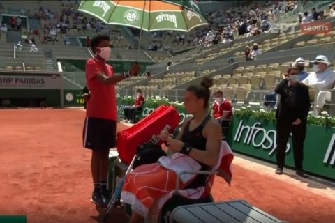 Το  fair-play της Μαρίας Σάκκαρη στο παιδί που κρατούσε την ομπρέλα για να τις κρατήσει σκιά