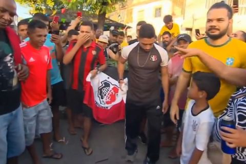 Οπαδοί της Σάντα Κρουζ κάνουν την "κηδεία" της ομάδας επειδή αποκλείστηκε από το Κόπα ντο Νορντέστε