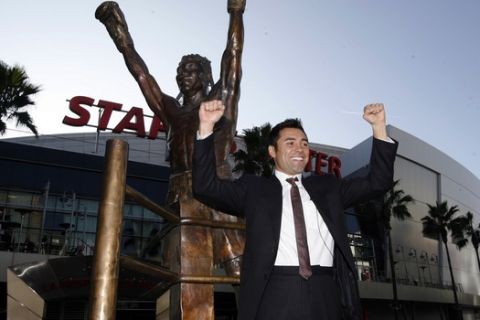 Boxer Oscar De La Hoya lifts his arms in front of a newly unveiled seven-foot-tall bronze statue of himself at the Staples Center in downtown Los Angeles on Monday, Dec. 1, 2008. De La Hoya will fight Manny Pacquiao at the MGM Grand Garden in Las Vegas on Dec. 6.  (AP Photo/Damian Dovarganes)