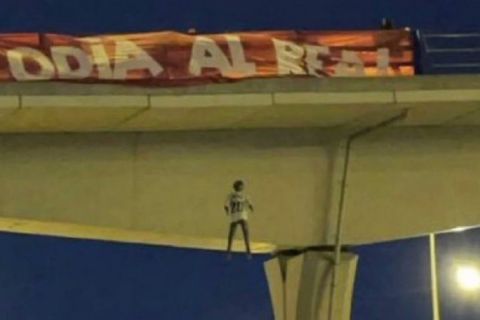 Ρεάλ Μαδρίτης: Τέσσερις συλλήψεις για την κούκλα με τη φανέλα του Βινίσιους σε γέφυρα της Μαδρίτης