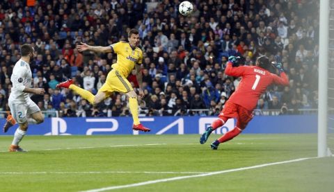 Juventus' Mario Mandzukic scores his side's opening goal during a Champions League quarter-final, 2nd leg soccer match between Real Madrid and Juventus at the Santiago Bernabeu stadium in Madrid, Spain, Wednesday, April 11, 2018. (AP Photo/Paul White)