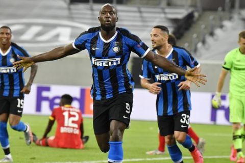 Inter Milan's Romelu Lukaku celebrates after scoring his side's second goal during the Europa League quarter finals soccer match between Inter Milan and Bayer Leverkusen at Duesseldorf Arena, in Duesseldorf, Germany, Monday, Aug. 10, 2020. (AP Photo/Martin Meissner)