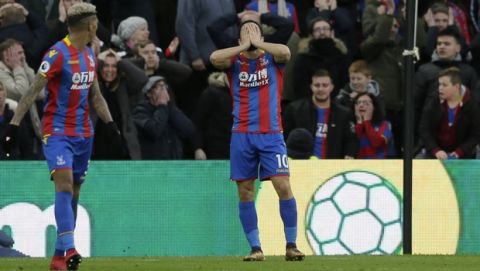 Crystal Palace's Andros Townsend, right, lputs his hands to his face  after a missed chance during the English Premier League soccer match between Crystal Palace and Manchester City at Selhurst Park in London, Sunday Dec. 31, 2017. (AP Photo/Tim Ireland)