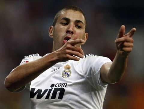 Real Madrid's Karim Benzema  celebrates after scoring against Xerez  during their Spanish first division match at the Santiago Bernabeu stadium in Madrid September 20, 2009.  REUTERS/Paul Hanna  (SPAIN SPORT SOCCER)