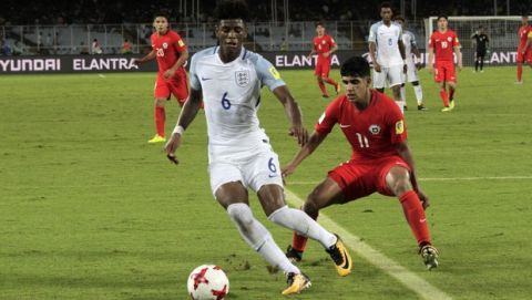England's Jonathan Panzo duels for the ball against Chile's Antonio Diaz during the FIFA U-17 World Cup match in Kolkata, India, Sunday, Oct. 8, 2017. (AP Photo/Bikas Das)
