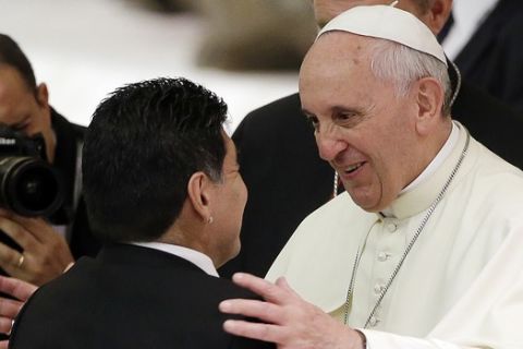 Συνάντηση του Πάπα Φραγκίσκου με τον Μαραντόνα στο Βατικανό την 1η Σεπτεμβρίου του 2014.