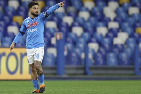 O Λορέντσο Ινσίνιε πανηγυρίζει γκολ του με τη φανέλα της Νάπολι κόντρα στην Γιουβέντους για την Serie A