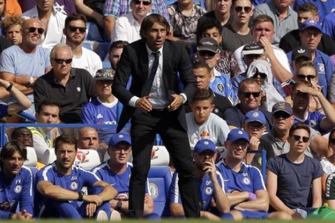 Chelsea's manager Antonio Conte follows the action during the English Premier League soccer match between Chelsea and Everton at Stamford Bridge stadium in London, Sunday, Aug. 27, 2017. (AP Photo/Alastair Grant)