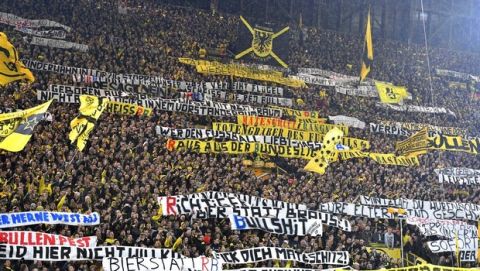 Οι οπαδοί της Ντόρτμουντ διαμαρτύρονται κατά της Λειψίας τον Οκτώβριο του 2017.