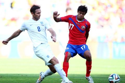 BELO HORIZONTE, BRAZIL - JUNE 24: Frank Lampard of England is challenged by Yeltsin Tejeda of Costa Rica during the 2014 FIFA World Cup Brazil Group D match between Costa Rica and England at Estadio Mineirao on June 24, 2014 in Belo Horizonte, Brazil.  (Photo by Ian Walton/Getty Images)
