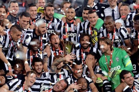 Juventus's players celebrate with the trophy after winning the Italy Cup final soccer match against SS Lazio at the Olimpico stadium in Rome, Italy, 20 May 2015.  ANSA/ETTORE FERRARI







