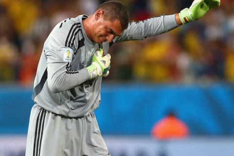 CUIABA, BRAZIL - JUNE 24:  Goalkeeper Faryd Mondragon of Colombia gestures during the 2014 FIFA World Cup Brazil Group C match between Japan and Colombia at Arena Pantanal on June 24, 2014 in Cuiaba, Brazil.  (Photo by Mark Kolbe/Getty Images)