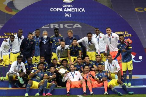 Οι παίκτες της Κολομβίας πανηγυρίζουν την κατάκτηση της 3ης θέσης στο Copa America 2021