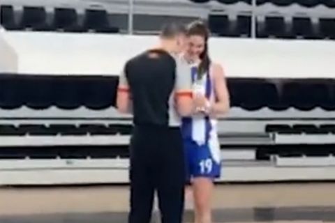 Διαιτητής διέκοψε τον αγώνα και έκανε πρόταση γάμου σε παίκτρια