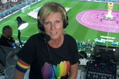 Η γερμανίδα δημοσιογράφος, Κλαούντια Νιόυμαν με μπλουζάκι με τα χρώματα του ουρανίου τόξου