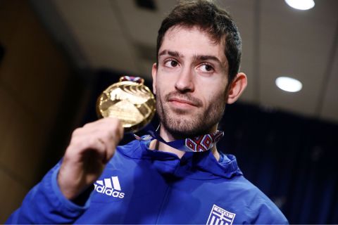 Ο Μίλτος Τεντόγλου με το χρυσό μετάλλιο από το Παγκόσμιο Πρωτάθλημα Κλειστού Στίβου στο Βελιγράδι