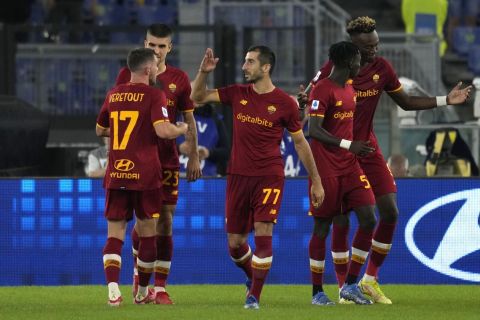 Οι παίκτες της Ρόμα πανηγυρίζουν γκολ που σημείωσαν στη Serie A