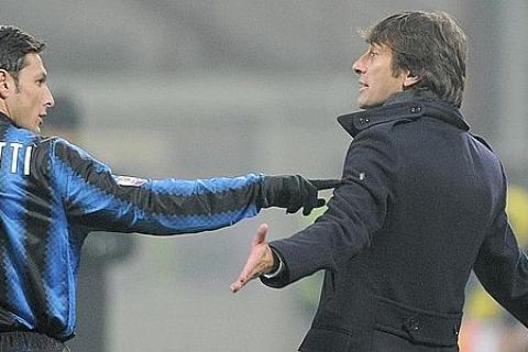 L'allenatore dell'Inter Leonardo (d) e il difensore Javier Zanetti al Meazza di Milano nella partita di ottavi di Coppa Italia contro il Genoa, Milano, 12 gennaio 2011. ANSA / DANIEL DAL ZENNARO