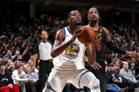 CLEVELAND, OH - JANUARY 15:  Kevin Durant #35 of the Golden State Warriors handles the ball against the Cleveland Cavaliers on January 15, 2018 at Quicken Loans Arena in Cleveland, Ohio. NOTE TO USER: User expressly acknowledges and agrees that, by downloading and/or using this Photograph, user is consenting to the terms and conditions of the Getty Images License Agreement. Mandatory Copyright Notice: Copyright 2018 NBAE (Photo by Gary Dineen/NBAE via Getty Images)