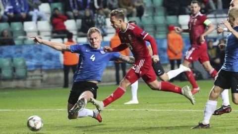 Hungary's Dominik Nagy, center, tries to score during the UEFA Nations League soccer match between Estonia and Hungary at the A. Le Coq Arena stadium in Tallinn, Estonia, Monday, Oct. 15, 2018. (AP Photo/Liis Treimann)