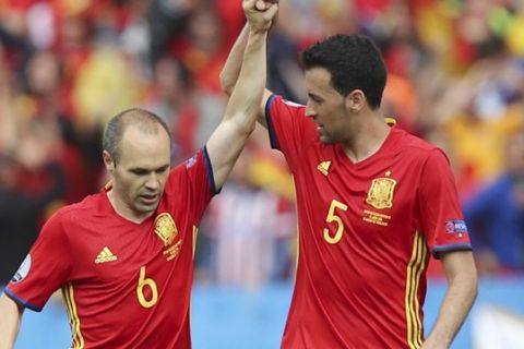 Spain's Andres Iniesta, left, and Sergio Busquets celebrate their side's 1-0 win at the end of the Euro 2016 Group D soccer match between Spain and the Czech Republic at the Stadium municipal in Toulouse, France, Monday, June 13, 2016. (AP Photo/Andrew Medichini)